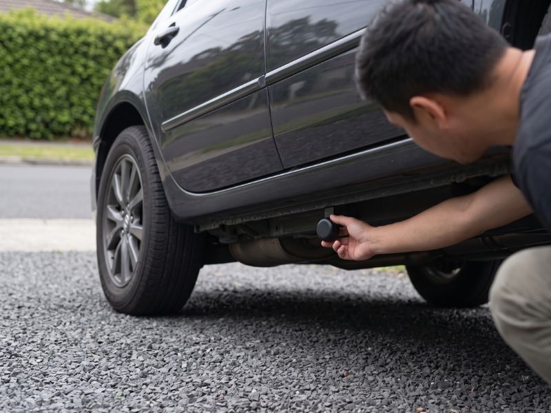 Balise Silent Tag fixée par aimant sur une voiture