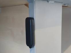 Aimant intégré pour fixation sur surface métallique